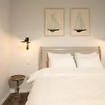 Aparthotel With Complimentary Parking Off Site 4*