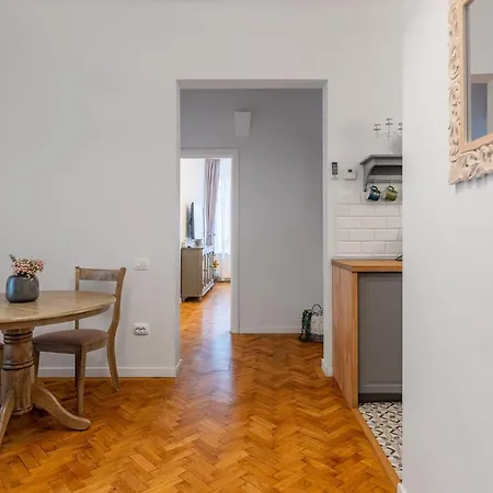 Apartmanhotel With Complimentary Parking Off Site Brassó